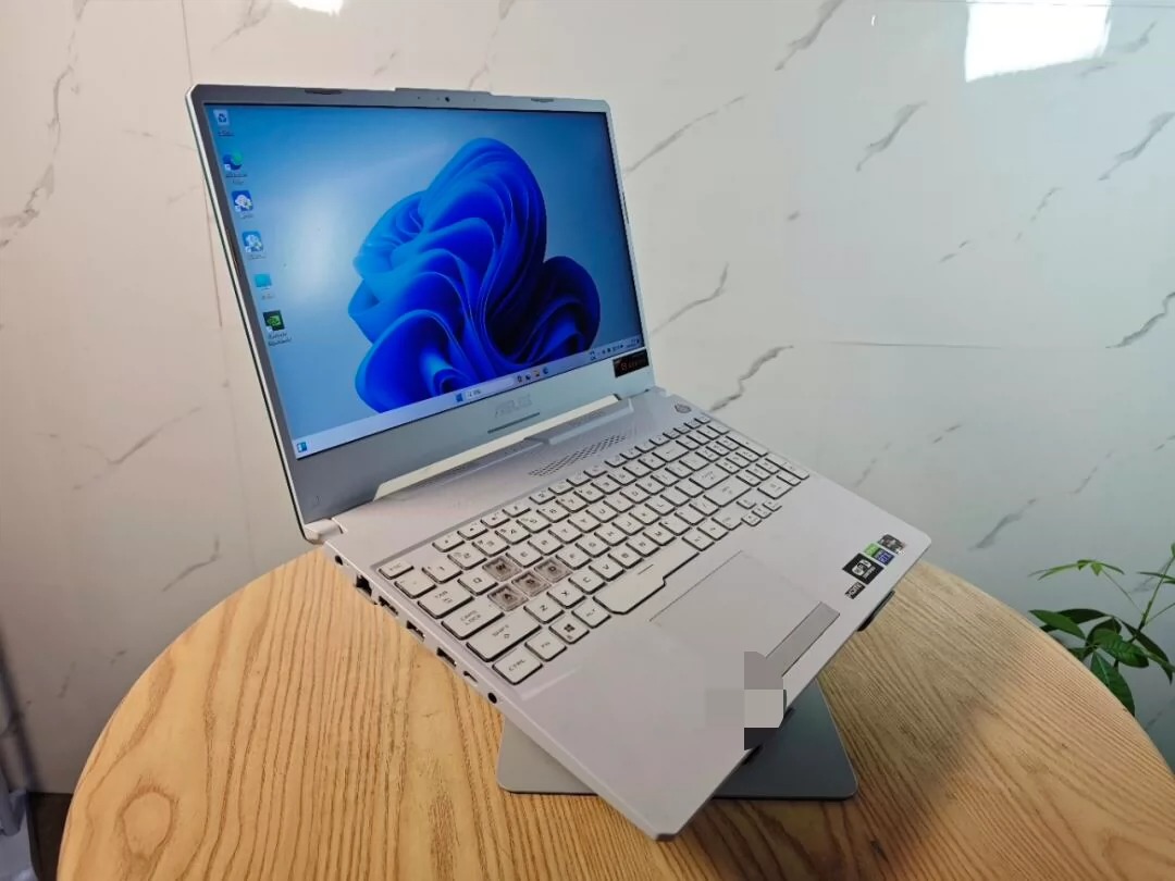 超薄华硕笔记本电脑i7顶配16G九八新荣耀办公游戏本 二手笔记本电脑 买了三年左右了，之前实体店将近六千的样子入手。基本上使用率不高，九八新的样子